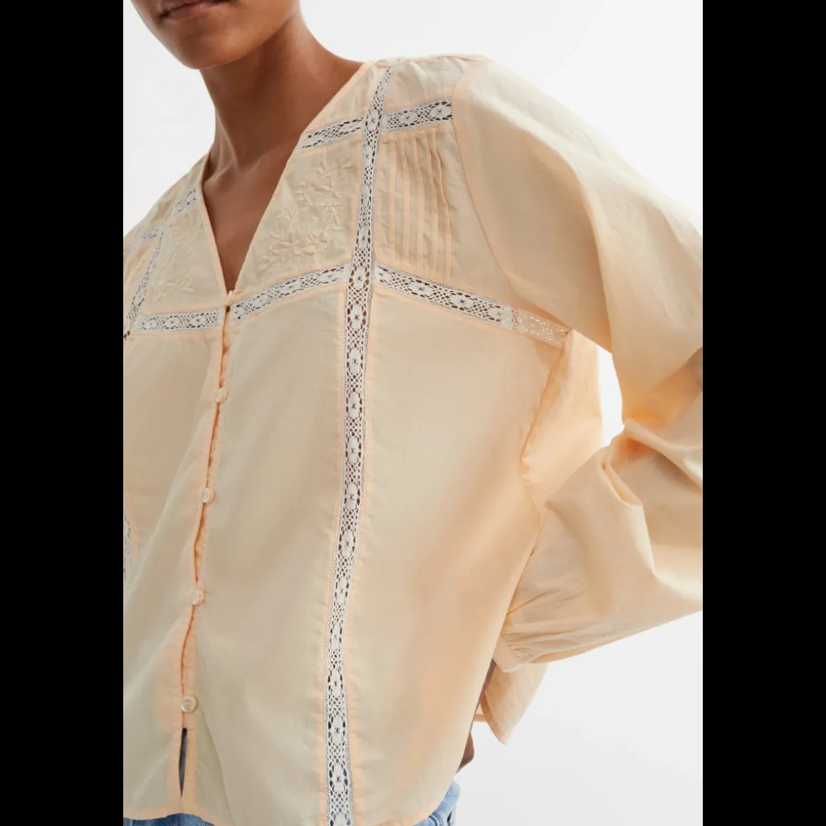 skall_studio_magnolia_blo_3.webp Skall Studio Magnolia Blouse