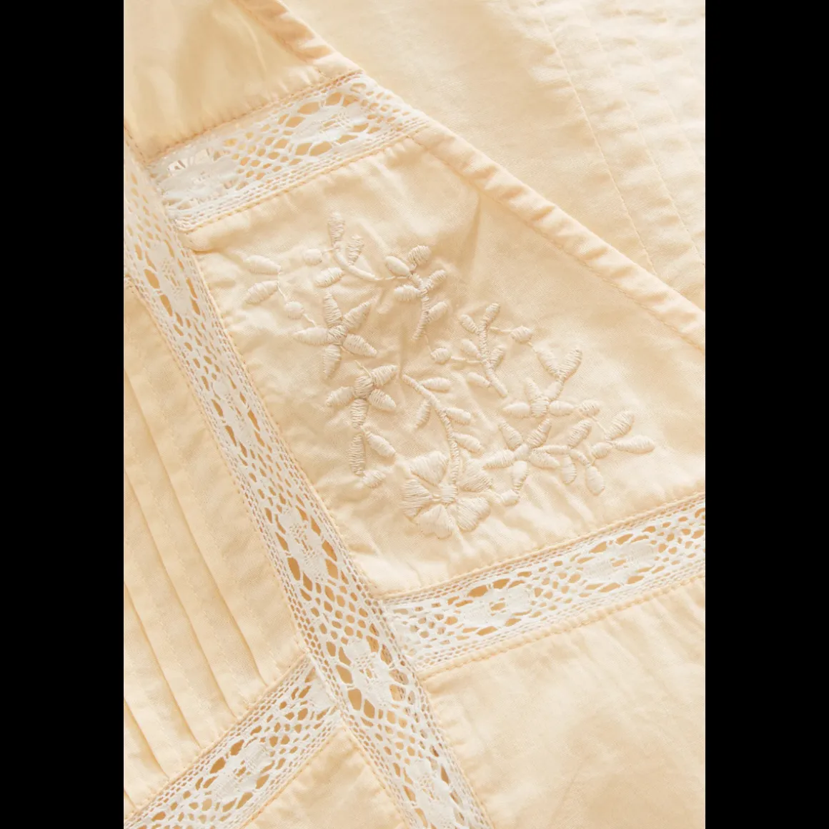 skall_studio_magnolia_blo_4.webp Skall Studio Magnolia Blouse